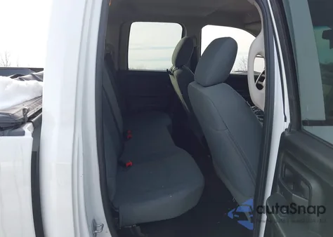 2018 Ram 1500 Express 4X4 6'4 Box z USA, uszkodzony, nr VIN 1C6RR7FGXJS320546